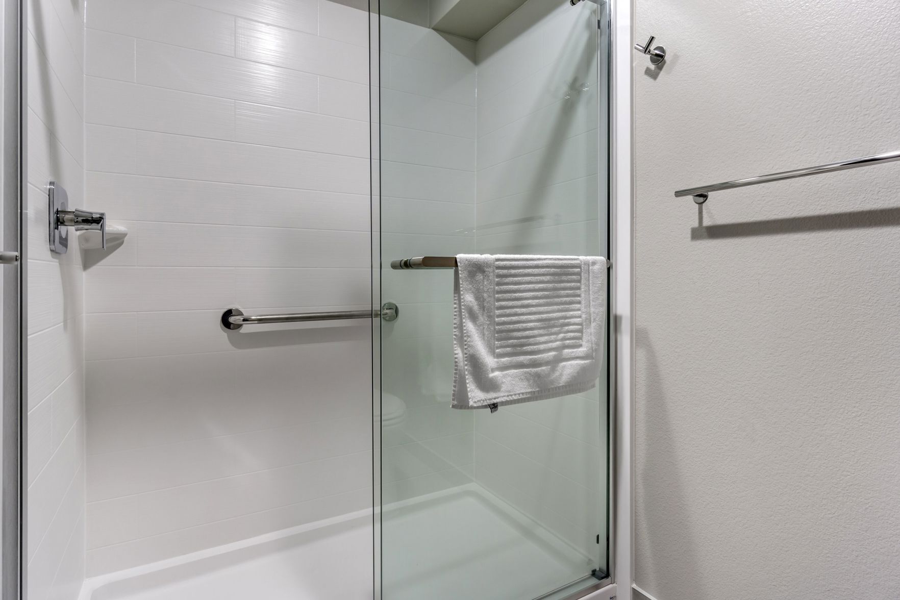 Bathroom | Combined shower/tub, free toiletries, hair dryer, towels