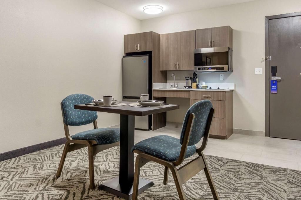 Private kitchen | Fridge, microwave, coffee/tea maker