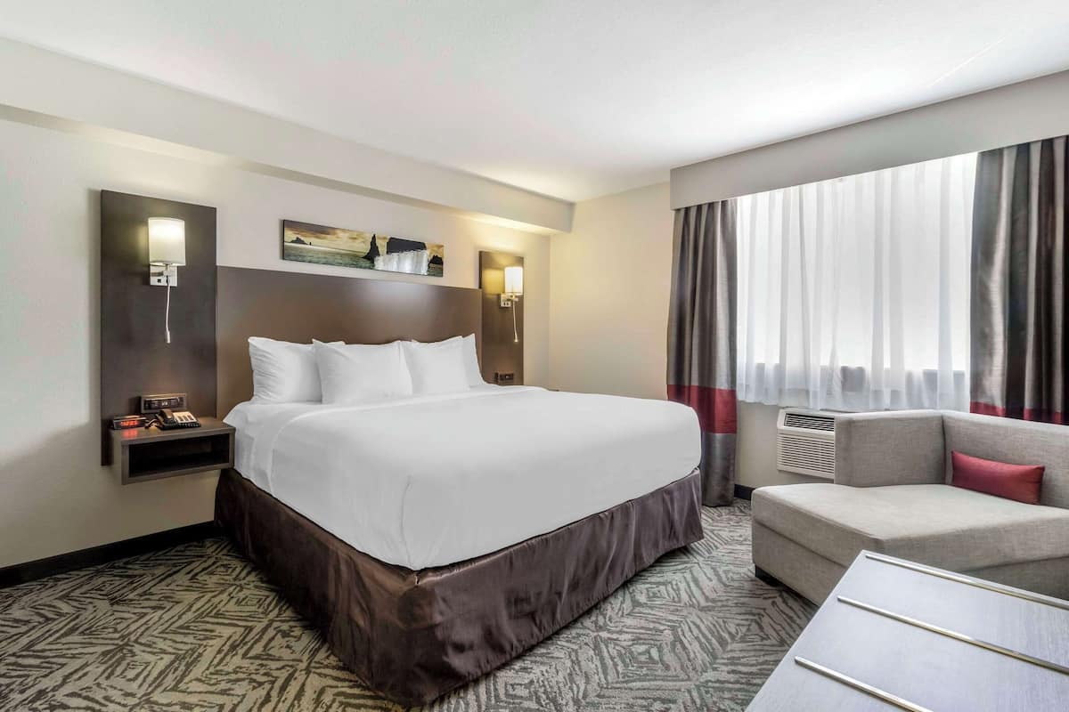 1 bedroom, hypo-allergenic bedding, pillowtop beds, desk