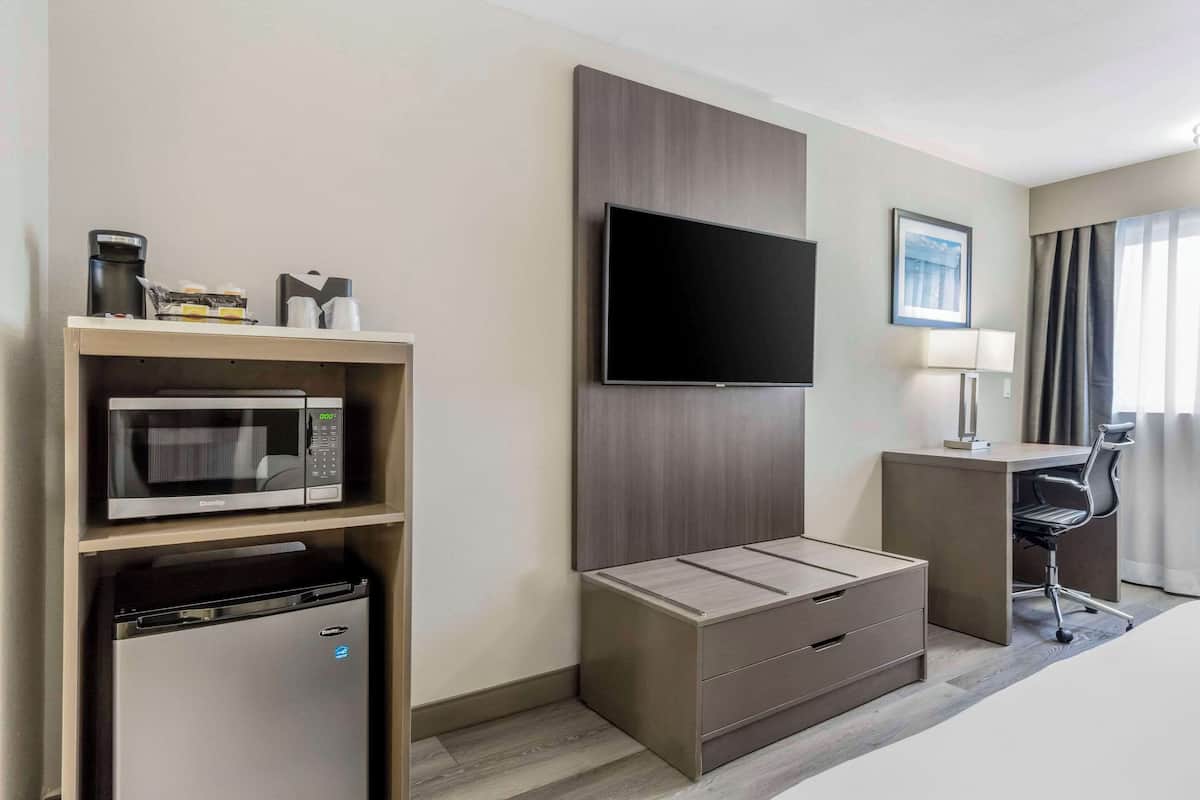 1 bedroom, hypo-allergenic bedding, pillowtop beds, desk