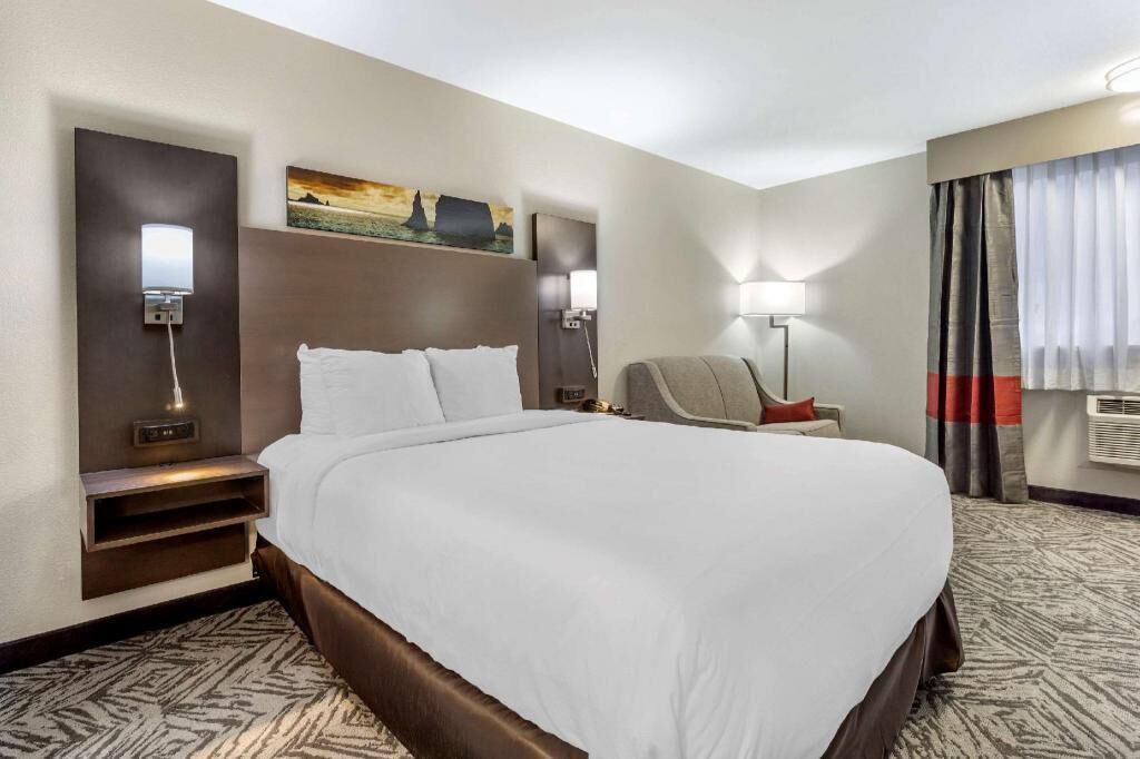 1 bedroom, hypo-allergenic bedding, pillowtop beds, desk