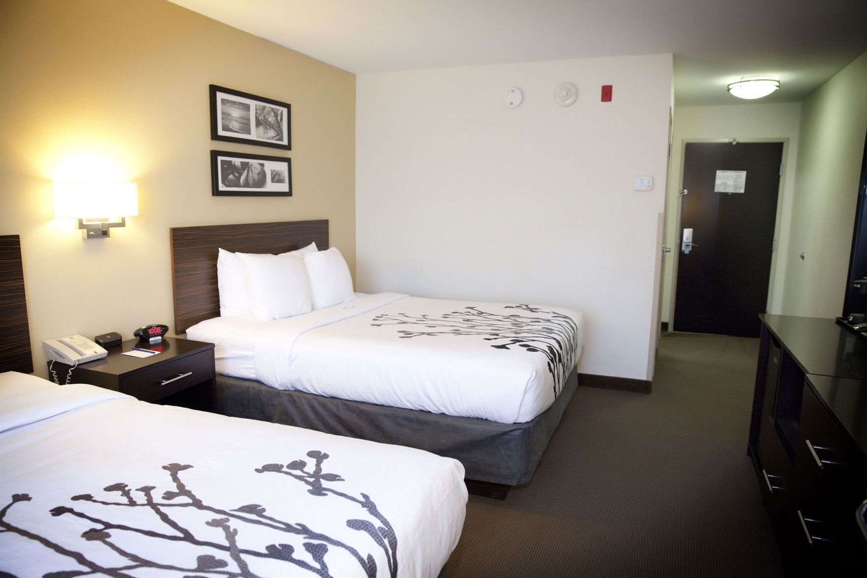 Premium bedding, in-room safe, desk, laptop workspace