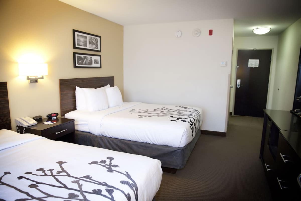 Premium bedding, in-room safe, desk, laptop workspace