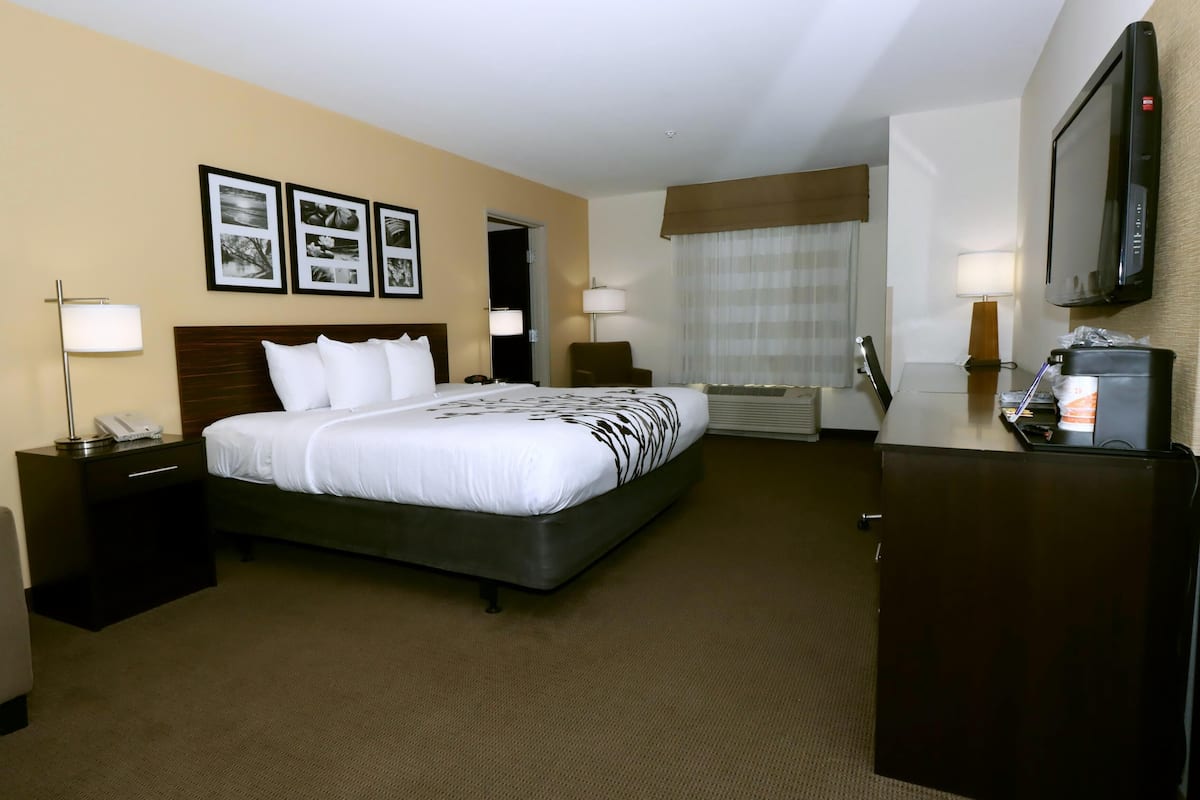 Suite, 1 Katil Raja (King) dengan Katil Sofa, Accessible, Non Smoking | Peralatan tempat tidur premium, peti besi dalam bilik, meja 