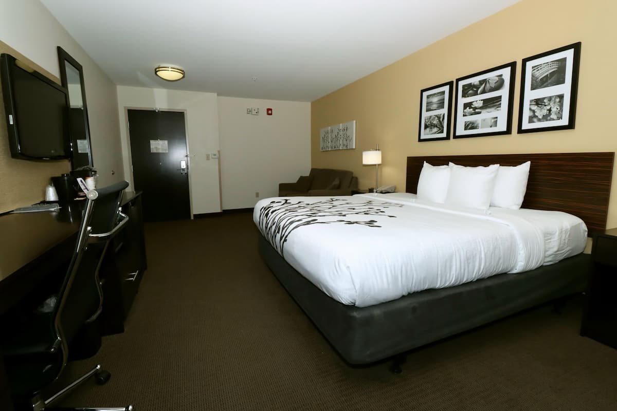 Premium bedding, in-room safe, desk, laptop workspace