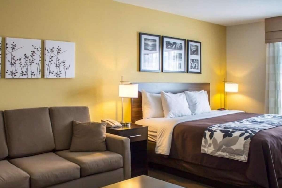 Peralatan tempat tidur premium, peti besi dalam bilik, meja 
