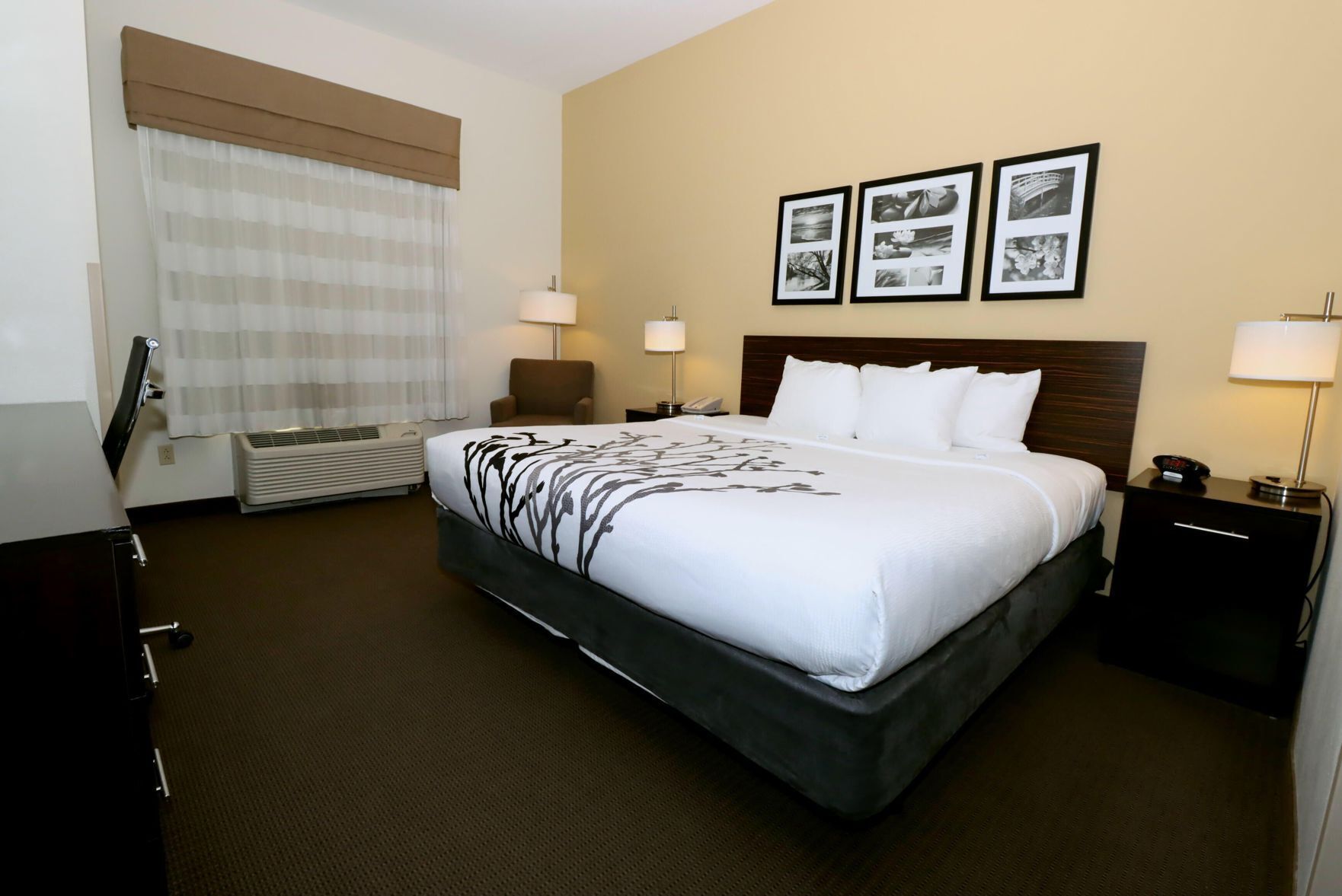 Premium bedding, in-room safe, desk, laptop workspace