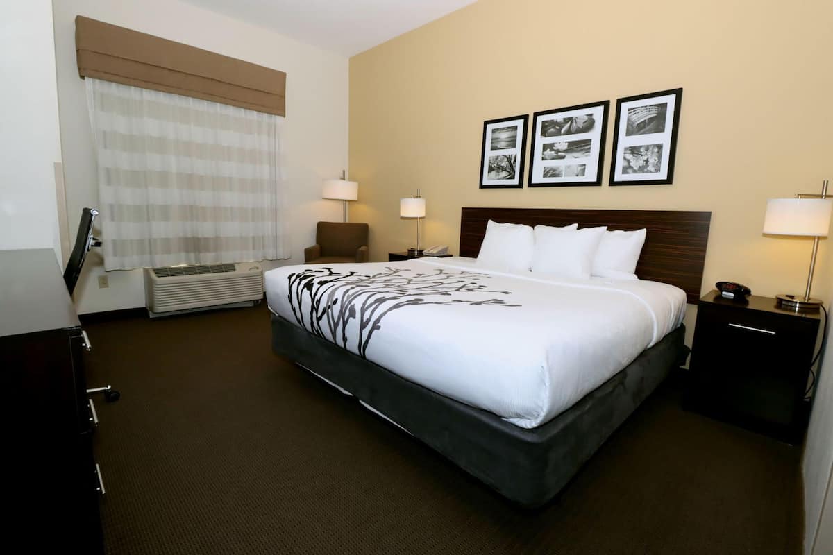Premium bedding, in-room safe, desk, laptop workspace