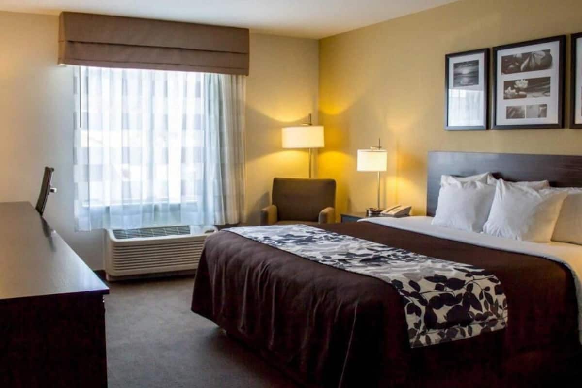 Premium bedding, in-room safe, desk, laptop workspace