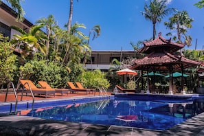 Outdoor pool, pool umbrellas, pool loungers - Sarinande Hotel (Seminyak)
