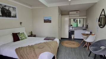 Cortines opaques, planxa i posts de planxar i wifi gratuïta