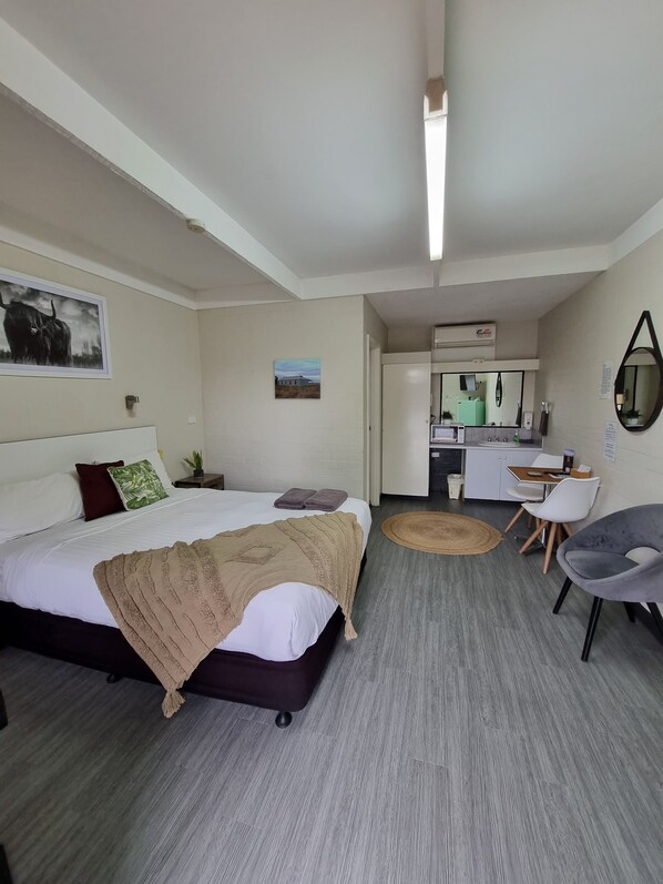 Blackout curtains, iron/ironing board, free WiFi, bed sheets - Bidgee Motor Inn (Hay)