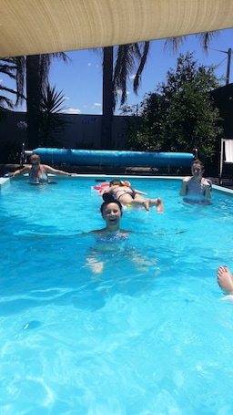 Una piscina al aire libre