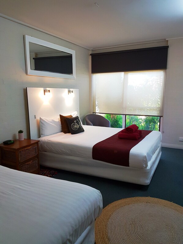 Family Room | Blackout curtains, iron/ironing board, free WiFi, bed sheets - Bidgee Motor Inn (Hay)