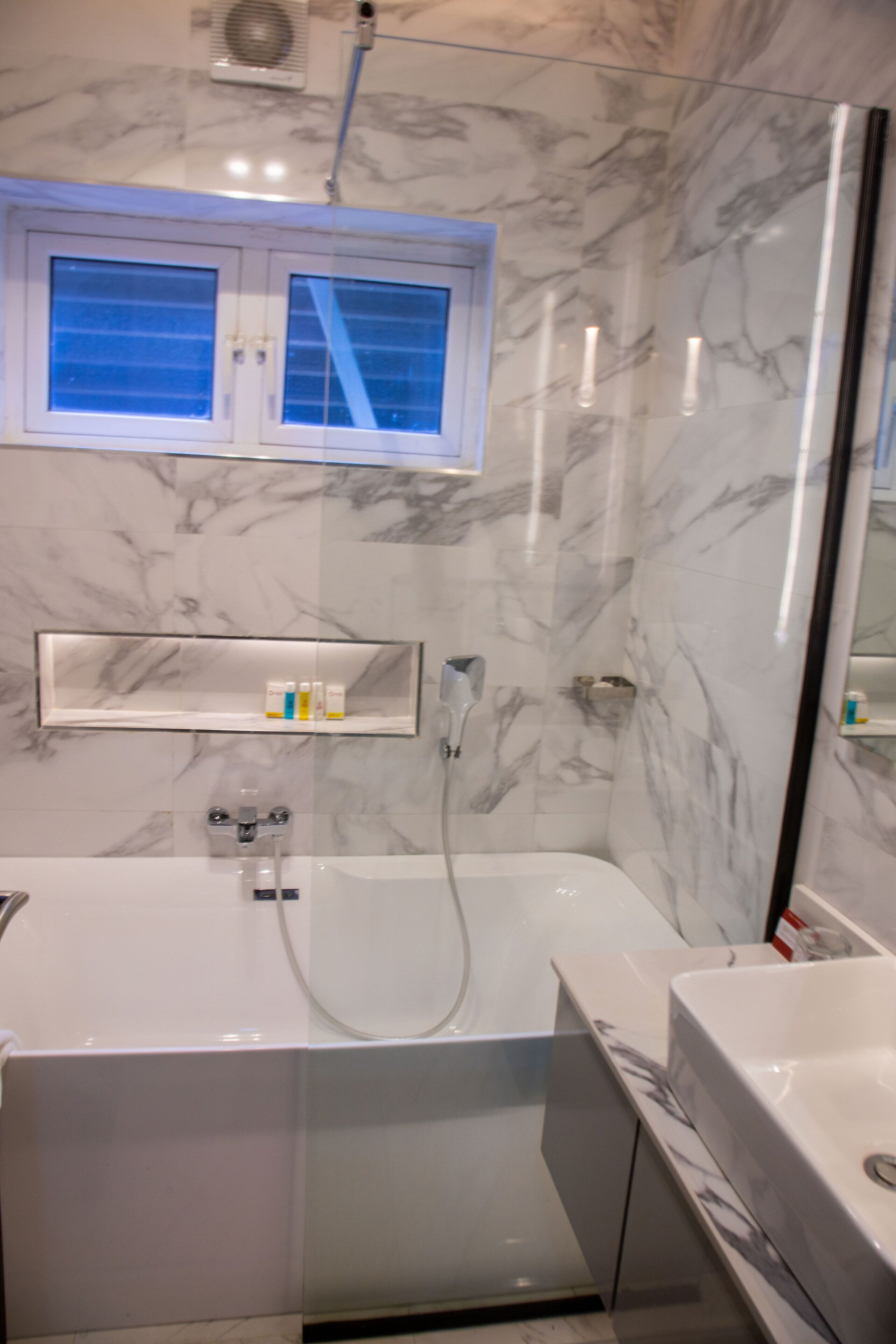 deluxe room | bathroom | shower, towels