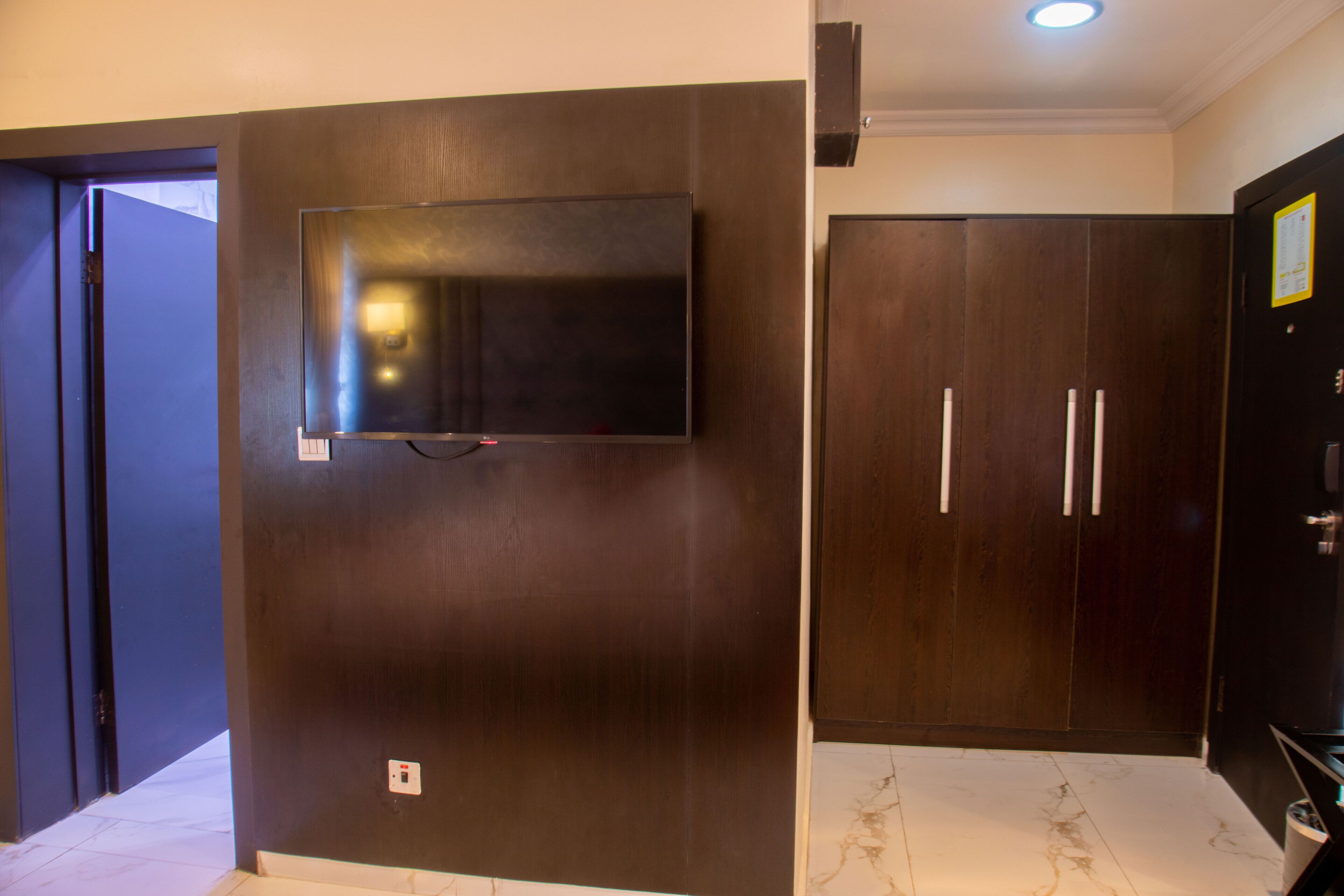 standard room | in-room safe, free wifi