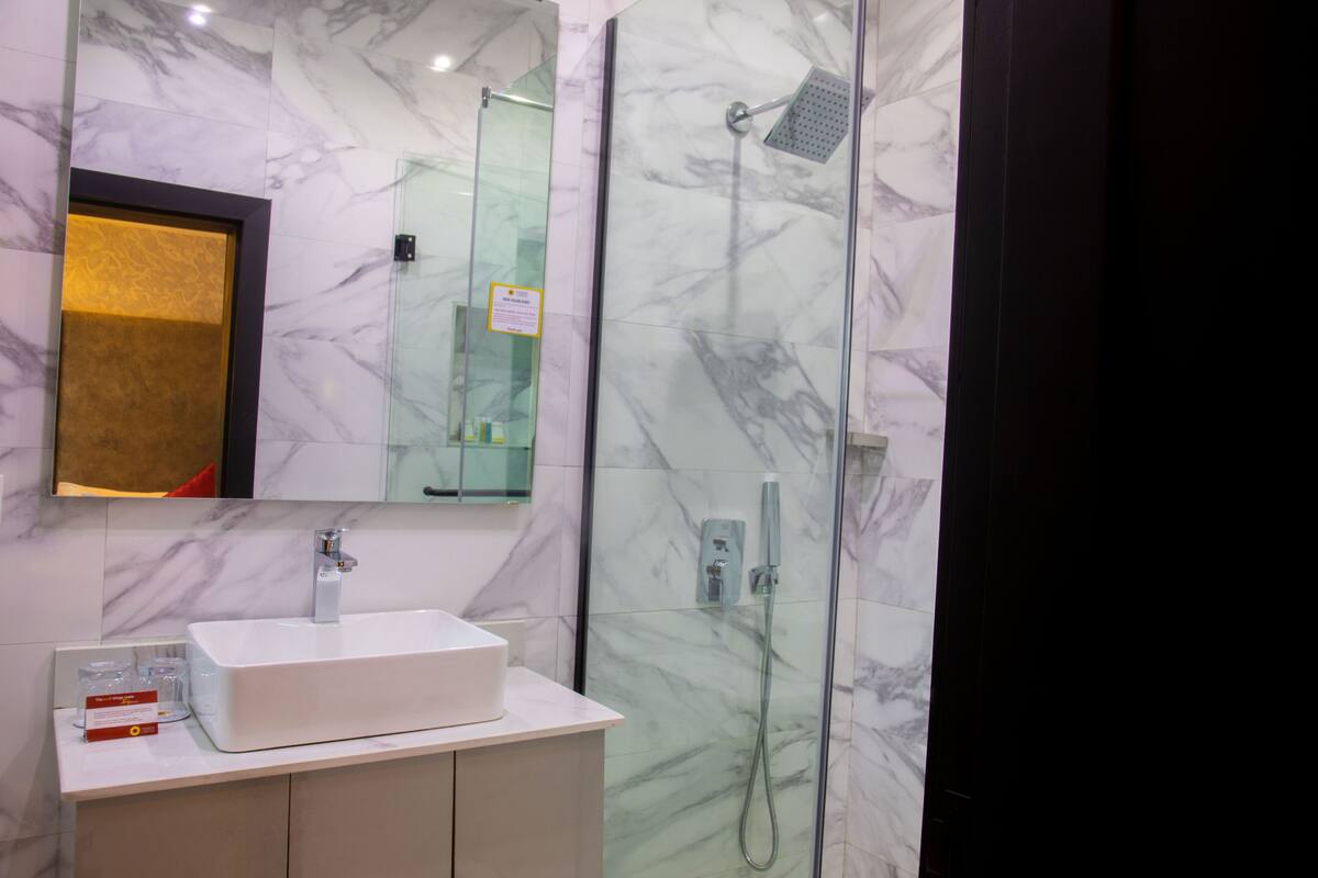 standard room | bathroom | shower, towels