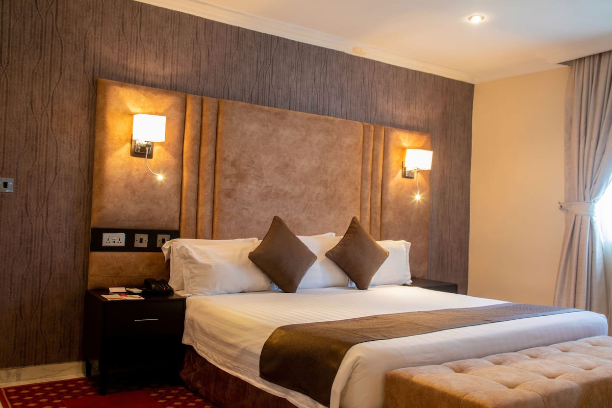 executive room, 1 king bed | in-room safe, free wifi