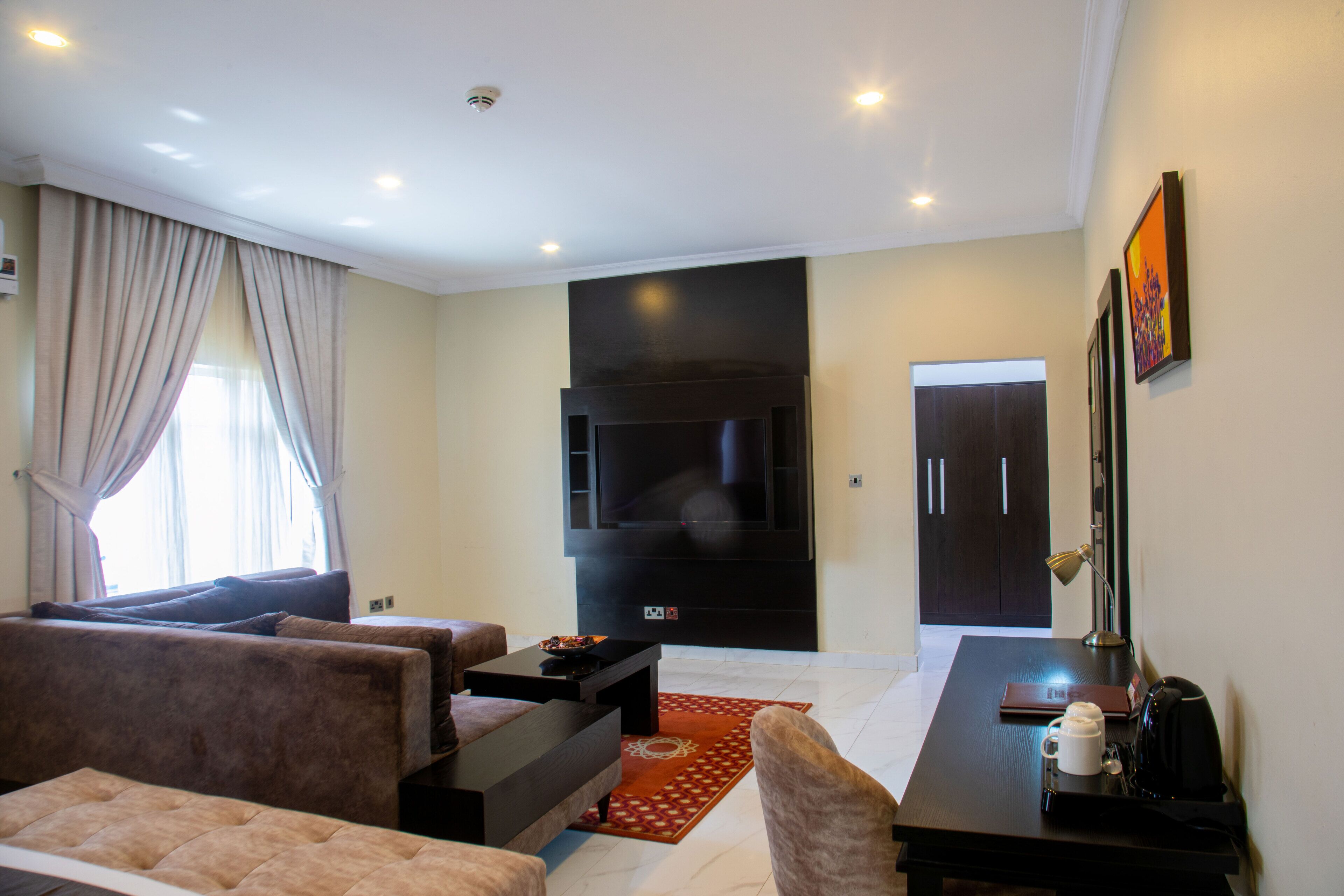 suite | in-room safe, free wifi