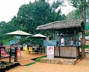 Outdoor dining - Sunvalley Homestay (Coonoor)
