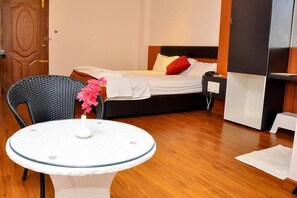 Doppelzimmer, Balkon | Zimmersafe, individuell eingerichtet, Schreibtisch, WLAN