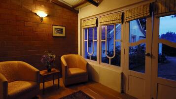 Suite | Peti besi dalam bilik, langsir/tirai gelap terus, kalis bunyi