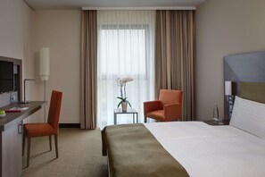 Zimmersafe, Schreibtisch, Verdunkelungsvorhänge, schallisolierte Zimmer