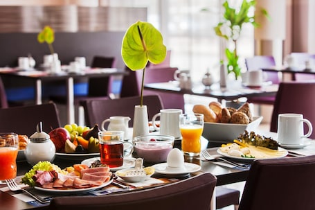 Breakfast, lunch and dinner served . IntercityHotel Berlin Hauptbahnhof