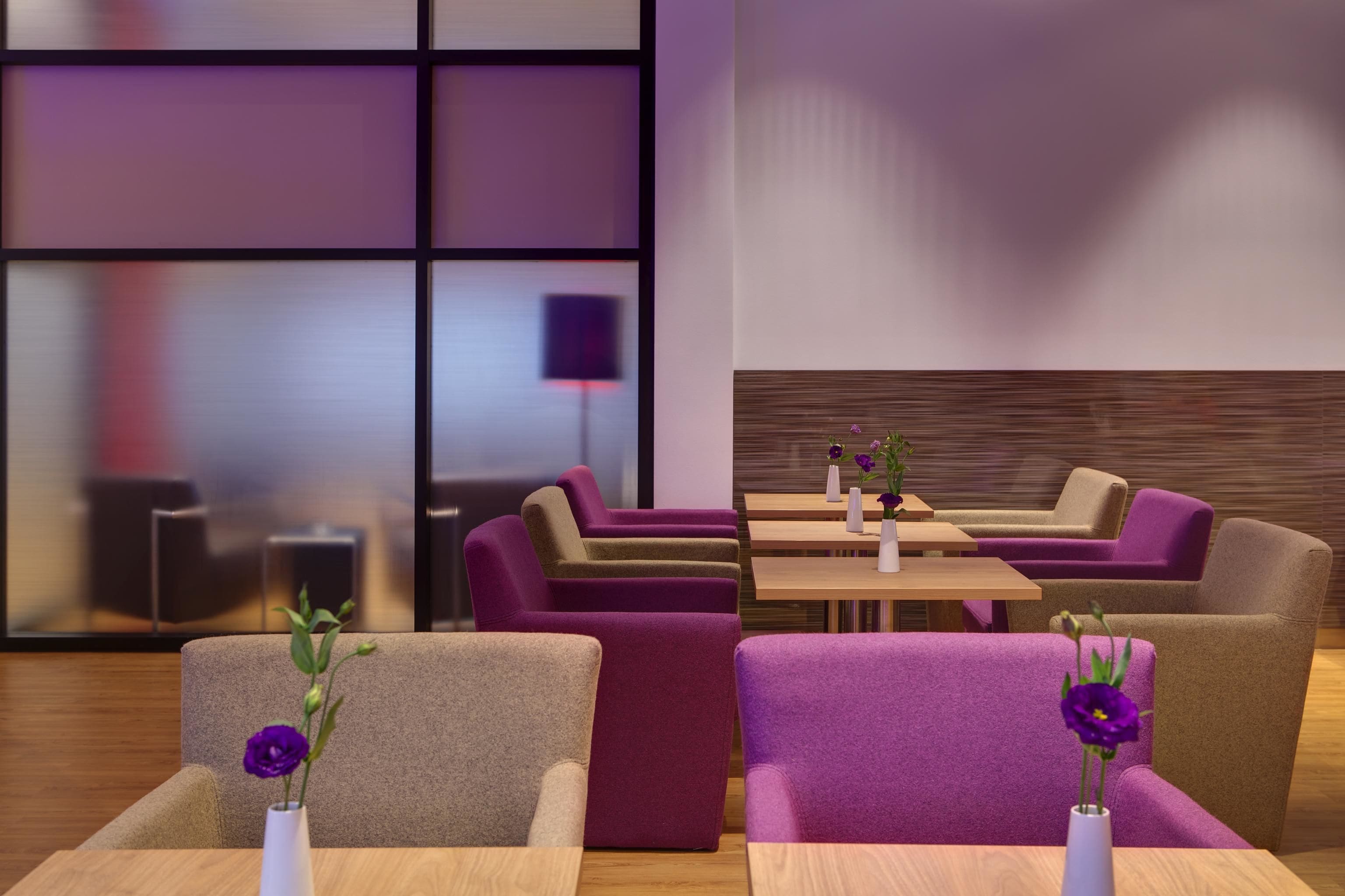 breakfast, lunch, dinner served; international cuisine