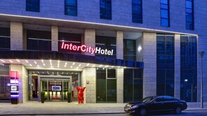 The InterCity Hotel facade with a modern design, large windows, and a prominent entrance. - IntercityHotel Berlin Hauptbahnhof (Berlin)