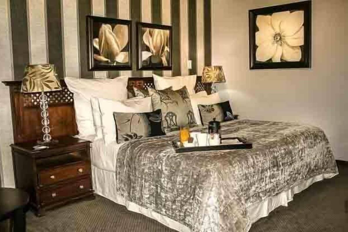 Luxury Room, River View | Premium bedding, minibar, in-room safe, desk