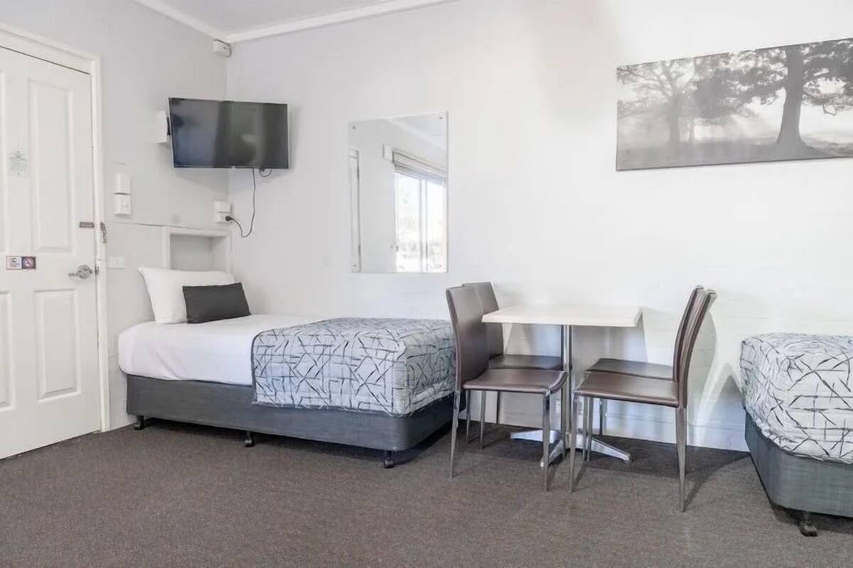 Twin Room | Iron/ironing board, free WiFi, bed sheets