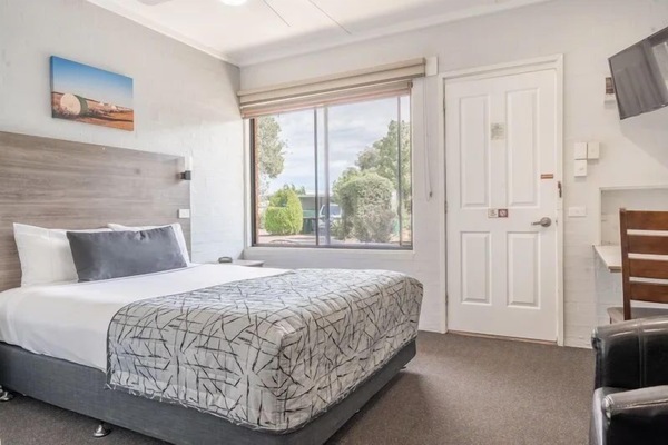 Queen Room Package | Iron/ironing board, WiFi (free), bed sheets