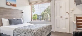 Nicholas Royal Motel