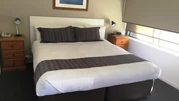Tabla de planchar con plancha, cunas, wifi gratis y ropa de cama