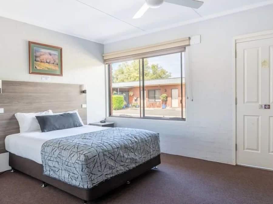 Queen Room Package (Pets not allowed) | Bügeleisen/Bügelbrett, kostenloses WLAN, Bettwäsche