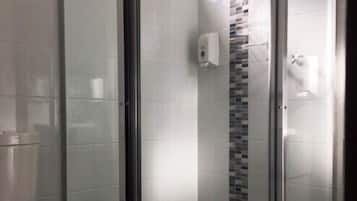 Habitación familiar (Pets not allowed) | Baño | Regadera, secadora de cabello, toallas