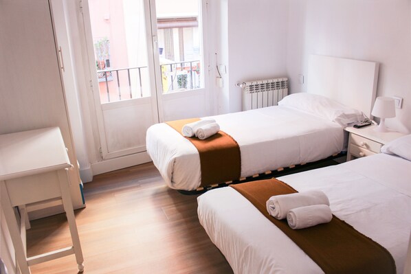 Cubrecamas, decoración personalizada, muebles diferentes y escritorio