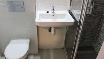 Amenidades de baño gratuitas, secadora de cabello, toallas