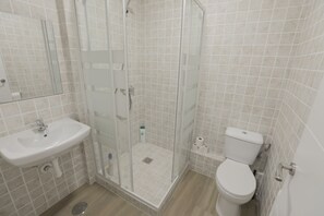 Free toiletries, hair dryer, towels - Pensión MYD La Estrella (Madrid)