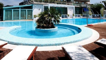 Piscine extérieure, parasols de plage, chaises longues