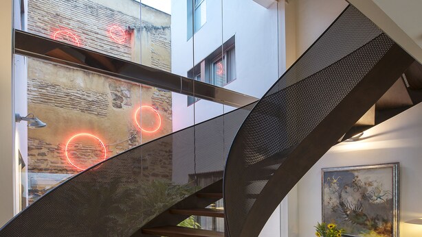 A modern staircase with a wooden finish and a metal mesh railing. - La Alcoba del Agua Hotel Boutique (Sanlucar de Barrameda)