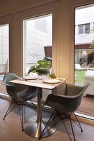 Desayuno buffet diario (EUR 15 por persona)