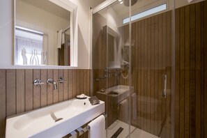 Habitación Deluxe con 1 cama matrimonial o 2 individuales | Baño | Amenidades de baño gratuitas, secadora de cabello, toallas 