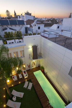 Outdoor pool, sun loungers - La Alcoba del Agua Hotel Boutique (Sanlucar de Barrameda)