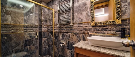 Phòng dành cho gia đình | Phòng tắm | Buồng tắm vòi sen, đồ dùng nhà tắm miễn phí, máy sấy tóc