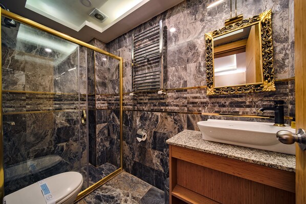 Family Room | Bathroom - Gülhane Corner Hotel (Istanbul)