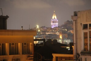 بوفيه فطور مجانًا يوميًا