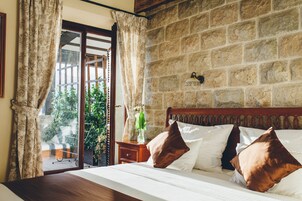 Habitación doble, terraza, vistas al mar | Minibar, caja fuerte, escritorio y sistema de insonorización