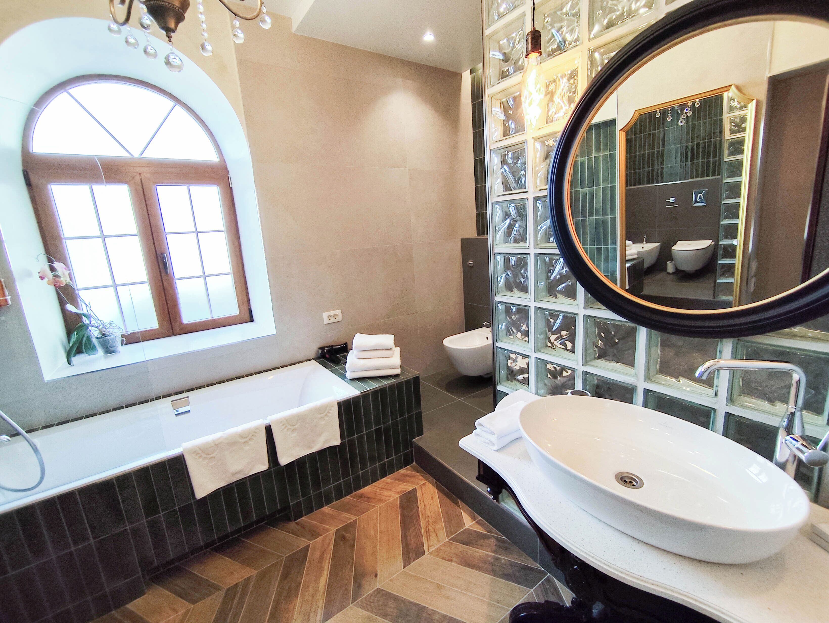 suite, sea view, ground floor | bathroom | free toiletries, hair dryer, bathrobes, slippers